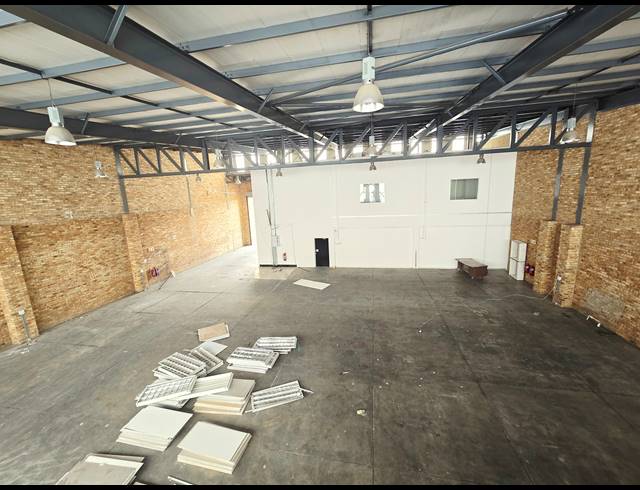 866M² WAREHOUSE TO LET IN NORTH RIDING